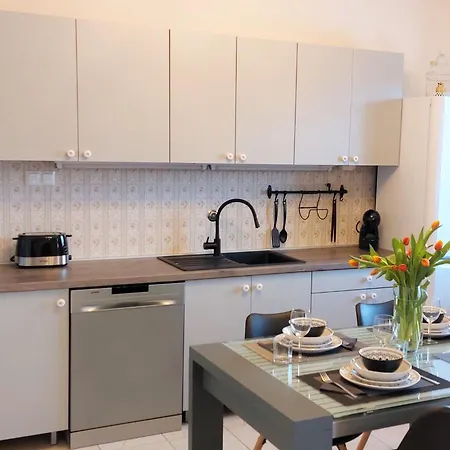Modern With Sea View - Two Bedroom With Balcony Apartman
