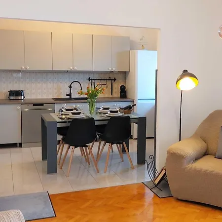 Modern With Sea View - Two Bedroom With Balcony Apartamento *